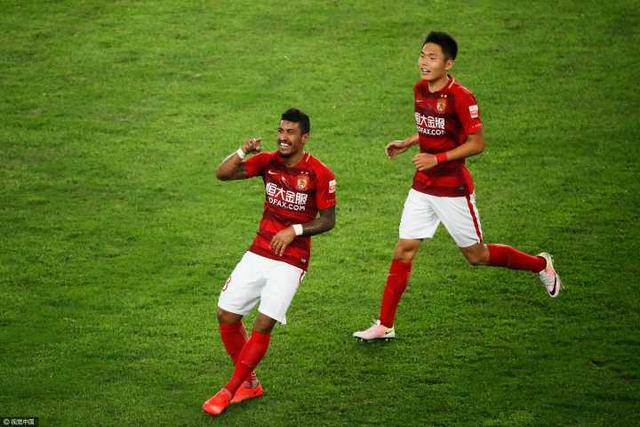 上半场比赛结束，曼城1-0暂时领先利物浦。